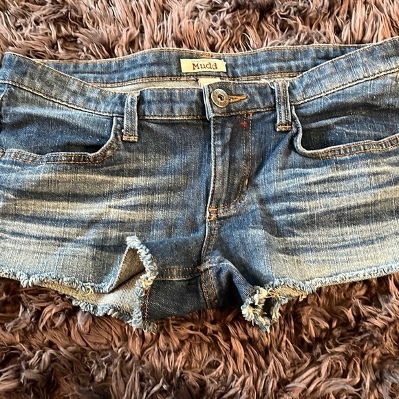 Mudd size 9 jean shorts w/ embroidered pockets.  Good condition.  Waist 31 “ - Picture 1 of 4